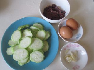 丝瓜猪肝蛋花汤,准备好原材料；