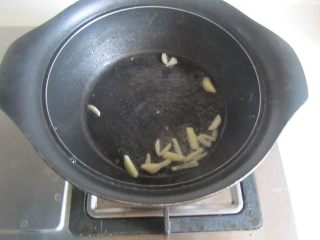 丝瓜猪肝蛋花汤,热锅凉油， 放入蒜丝进去爆香；