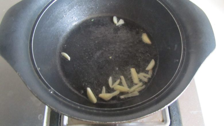 丝瓜猪肝蛋花汤,热锅凉油， 放入蒜丝进去爆香；