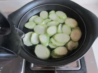 丝瓜猪肝蛋花汤,翻炒几下后加入适量的水煮开；