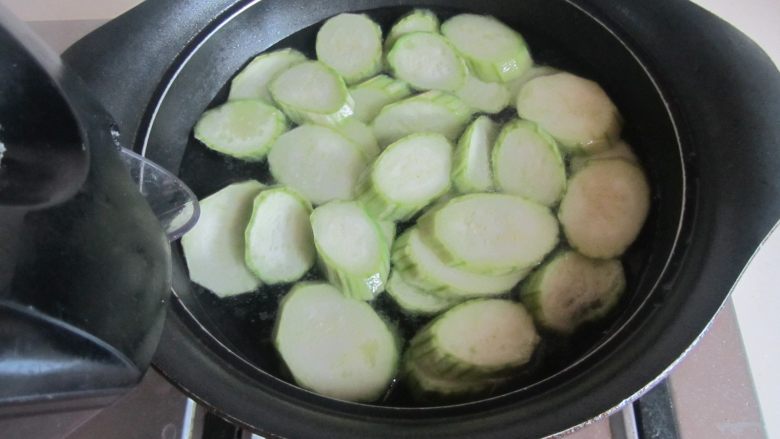 丝瓜猪肝蛋花汤,翻炒几下后加入适量的水煮开；