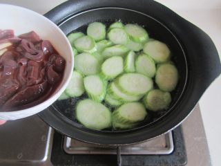 丝瓜猪肝蛋花汤,倒入刚刚腌制好的猪肝片；