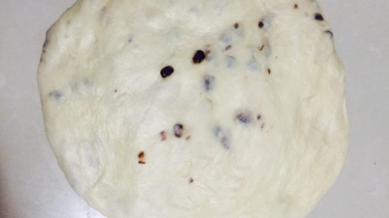 红豆淡奶油吐司#UKOEO801厨师机#,用手轻拍排气
平均的分成6个大小均匀的面团