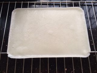 自制河粉,取出的河粉先放在烤网中放凉。