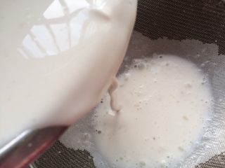 自制河粉,把粉浆过滤1-2次，让粉浆细腻无粉粒。
