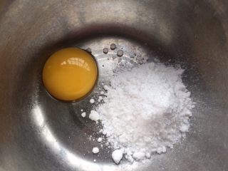 沙拉酱,蛋黄去除蛋白，加入糖粉用手动打蛋器搅拌均匀。