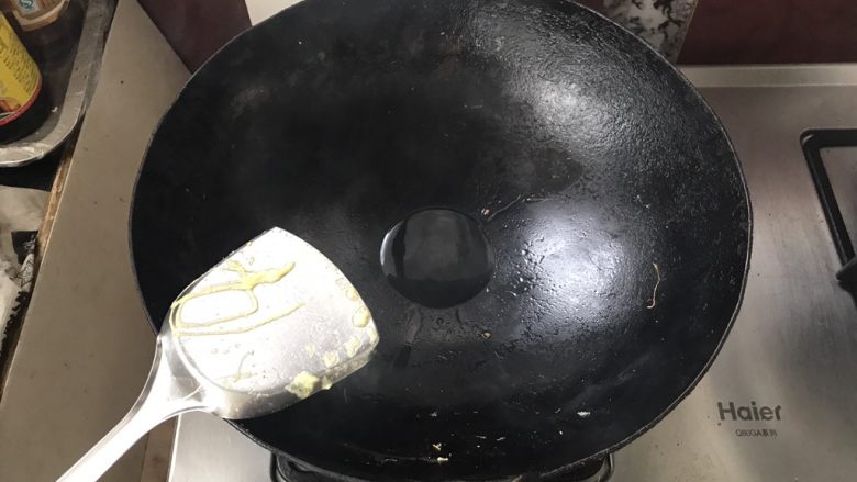 鸡蛋炒辣椒,锅中放入底油。
