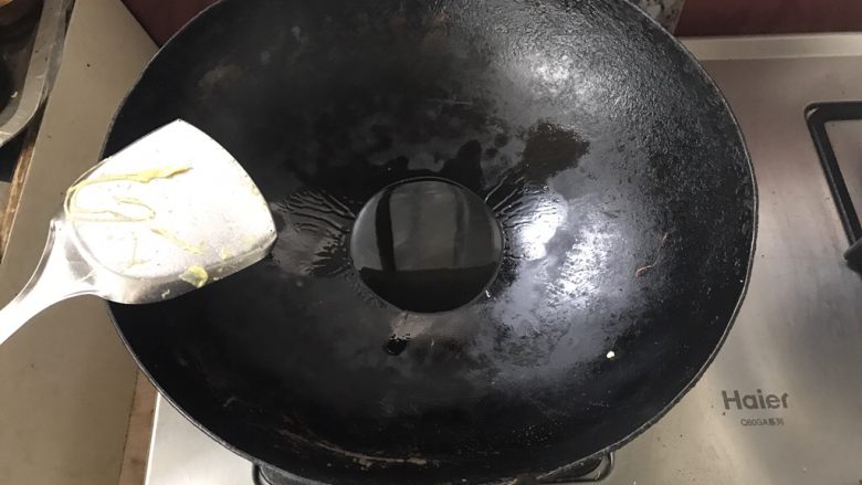 鸡蛋炒辣椒,锅中放入底油烧热。