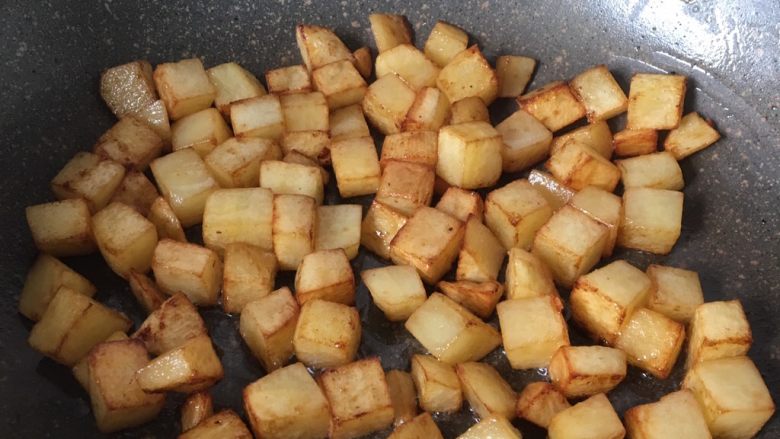 土豆五花肉焖饭,煎至土豆微焦