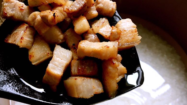 土豆五花肉焖饭,肉丁放入锅中