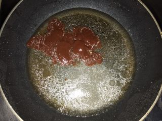 茄汁肉丸子,锅里放入水、番茄酱拌匀
