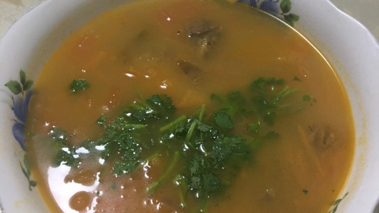 牛肉柿子汤,盛出来的时候在汤碗中加盐香菜，即可食用了