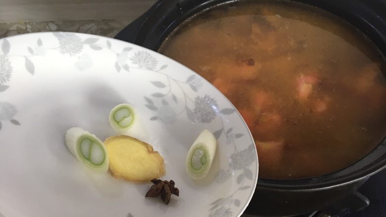 牛肉柿子汤,把牛肉倒入砂锅中，加适量的水和炒的柿子，放入葱姜花椒，十三香加一点点酱油
