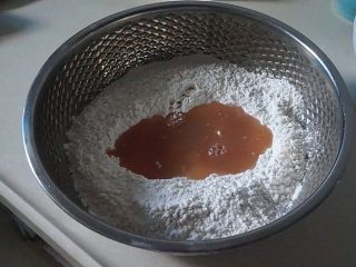 蜜豆松糕,粘米粉和糯米粉混合盆内，然后少量多次红豆水加入粉中