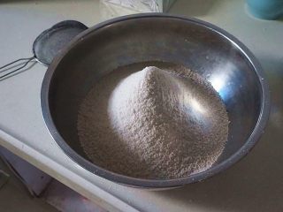蜜豆松糕,然后过筛一次，筛出来的就是做松糕的粉了