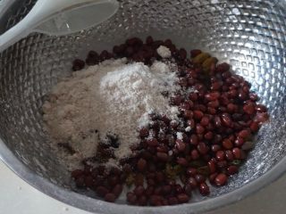 蜜豆松糕,另一个盆中加入红豆和葡萄干，加入1/3的松粉