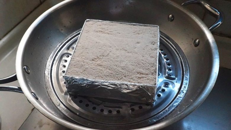 蜜豆松糕,待锅中的水烧开后，放入锅蒸45分钟左右即可