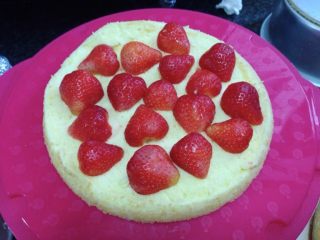 生日蛋糕—草莓奶油蛋糕,放上切成一半的草莓和打发后的淡奶油做夹层