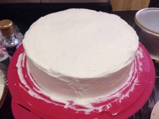 生日蛋糕—草莓奶油蛋糕,用刮刀把蛋糕的顶部和侧面弄平滑