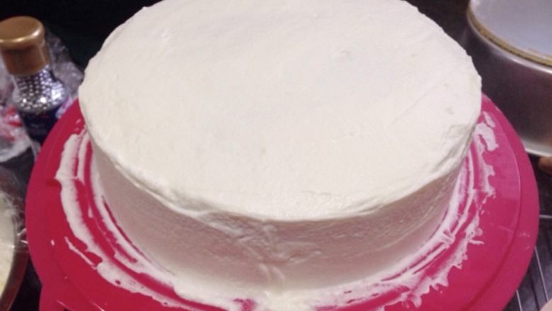 生日蛋糕—草莓奶油蛋糕,用刮刀把蛋糕的顶部和侧面弄平滑