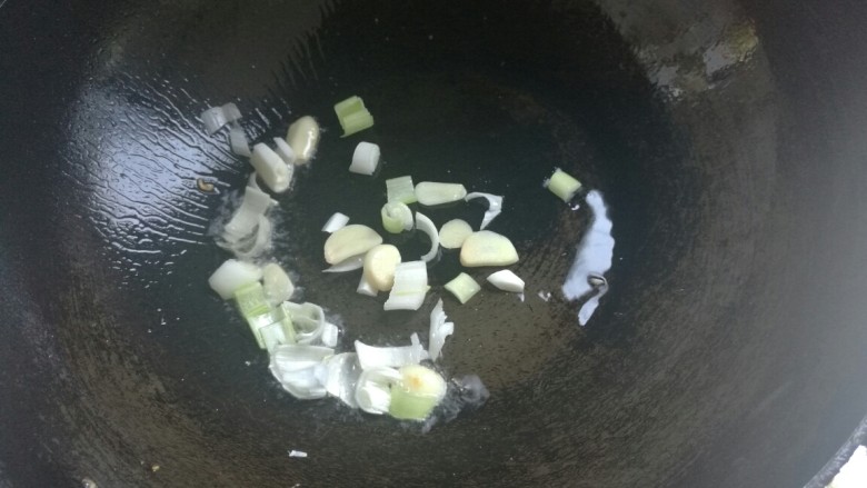 黄瓜炒鸡蛋,另起锅，放少量油，下入葱蒜煸炒出香味。