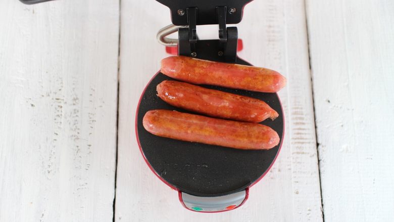 汉堡热狗,热狗部分制作，先将烤翅放在煎烤机上烤熟
