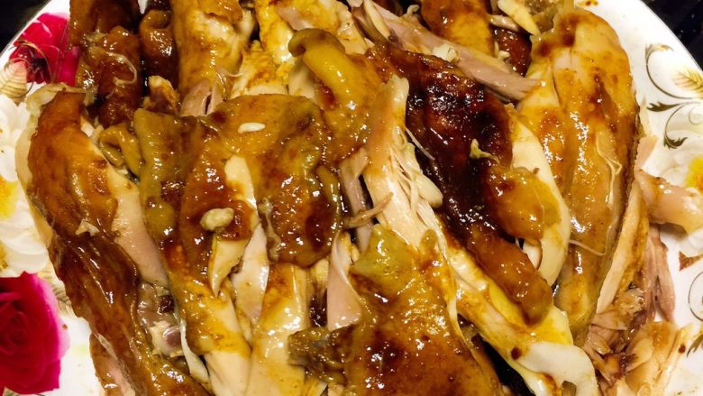 电饭锅盐焗鸡,把锅底的料汁淋上一点在撕好的鸡块上（也可以装在小碗中蘸着吃）