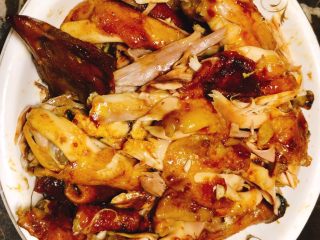 电饭锅盐焗鸡,吃时撕成小块或整只上桌都可以