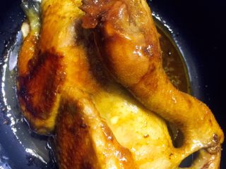 电饭锅盐焗鸡,完成一个煮饭程序后打开锅盖把鸡翻一次面