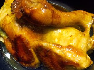 电饭锅盐焗鸡,第二次煮饭程序跳键后不要马上开盖，让鸡在锅里焖一会