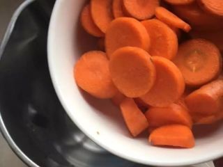 【胡萝卜豆浆】补肝明目长个子,将胡萝卜放入豆浆机内桶