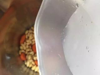 【胡萝卜豆浆】补肝明目长个子,适量的水放入豆浆机内。食材和水的刻度到1100毫升。