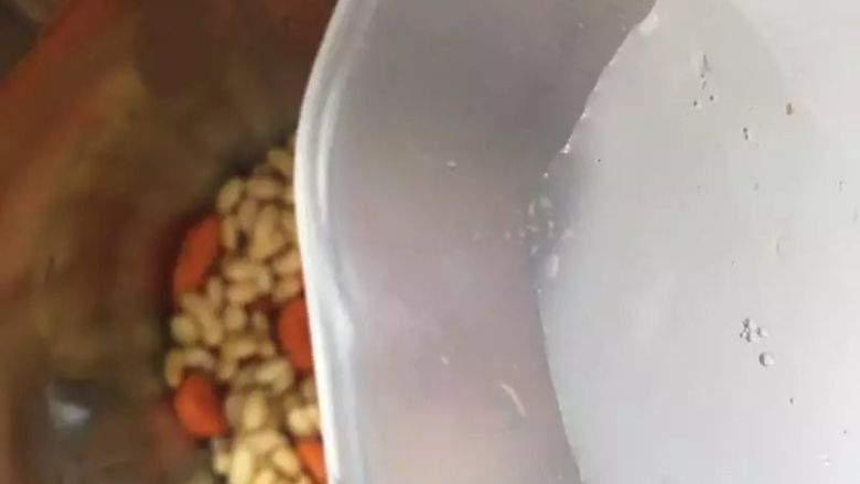 【胡萝卜豆浆】补肝明目长个子,适量的水放入豆浆机内。食材和水的刻度到1100毫升。