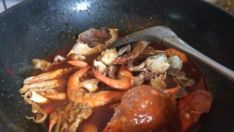 肉蟹煲,加入刚才煮鸡爪时的剩下的汤汁炒匀煮浓稠