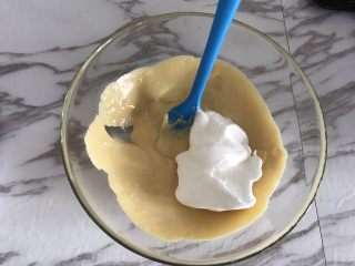 Fluff棉花糖之焦糖舒芙蕾,蛋白霜分三次加入卡仕达焦糖酱，用翻拌的手法翻拌均匀。