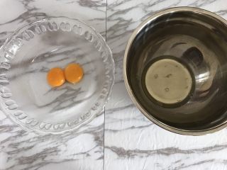 Fluff棉花糖之焦糖舒芙蕾,分离蛋清和蛋黄。装蛋清的盆一定要是无油无水的。