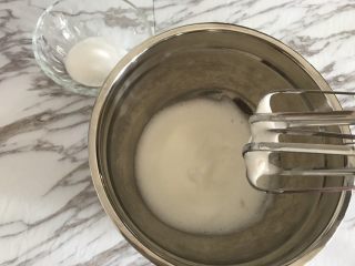 Fluff棉花糖之焦糖舒芙蕾,打发至提起打蛋器有小尖勾时加入第一次白砂糖。