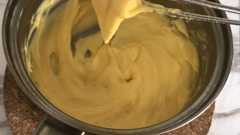 Fluff棉花糖之焦糖舒芙蕾,卡仕达酱呈现挂在打蛋器上不滴落的状态就制作好了。