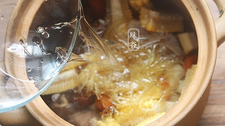 玉米须胡萝卜淮山煲猪骨,放入适量清水。(水量：大约2L左右)盖上锅盖；