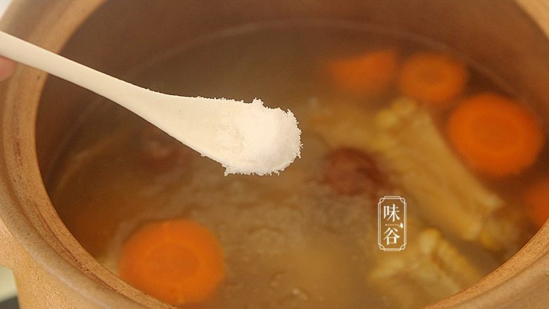 玉米须胡萝卜淮山煲猪骨,关火前加入适量的食盐调味即可。
