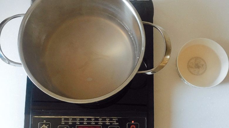 咖喱芝士热狗意面,面汤盛出一碗备用；