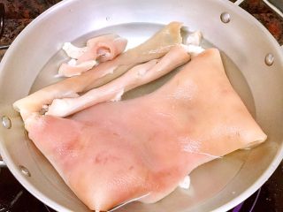 猪皮冻-满满的胶原蛋白,1斤新鲜猪皮（闻着没有臭脚味）焯水，沸水中下点姜片去味，沸水煮到猪皮变硬、打卷的时候就可以捞起来了