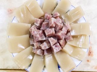 猪皮冻-满满的胶原蛋白,有肉皮的皮冻也从冰箱拿出来，取出你需要的分量，按自己喜欢的形状和大小，切片或切丁，摆盘