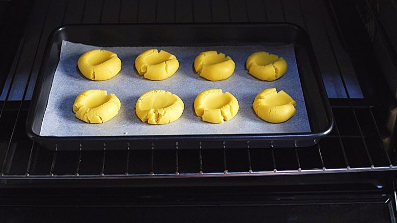 入口即化的-原味玛格丽特小饼,送入预热好的烤箱，中层，170度，20分钟，上下火，烤至边缘微黄即可