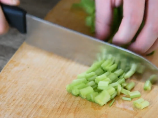 料理达人教你做重庆小面，又麻又辣又香！,芹菜洗净去根，切丁备用