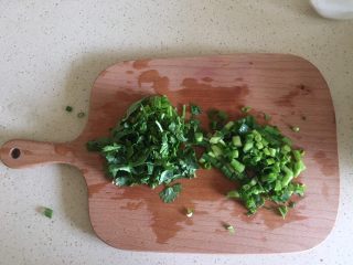 夏日减肥食谱之凉拌菜,小葱香菜洗净切碎放入碗中