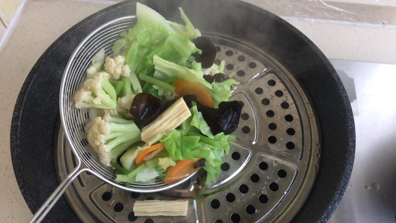 夏日减肥食谱之凉拌菜,选择一个炒锅，上面放上蒸锅中的篦子。把菜放在上面，一来是沥水，二来是凉的快。