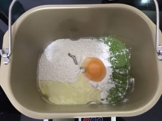 抹茶麻薯软欧,面包桶里加入鸡蛋，开启和面程序后，缓缓倒入酵化好的液体
面粉吸收水分揉成光滑面团后加入黄油
一个和面程序结束后，再开启一个和面程序。全程敞开盖子。