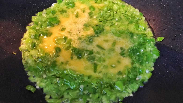 超满足便当（6）,青椒熟一点后 倒入鸡蛋液