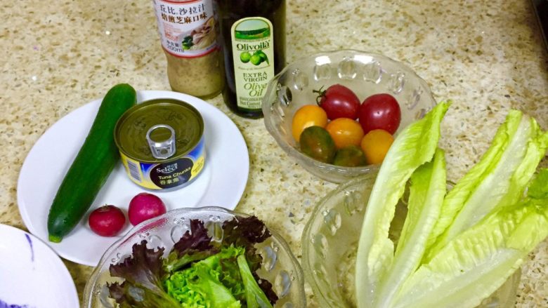 😋健康瘦身➕营养的吞拿鱼蔬菜沙拉,准备好所有食材